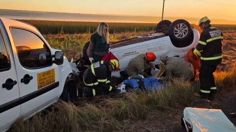 Imagem ilustrativa da matéria Vídeo: Carro da Saúde de Paranaíba capota após colisão com veículo da UFMS na BR-262, em Campo Grande